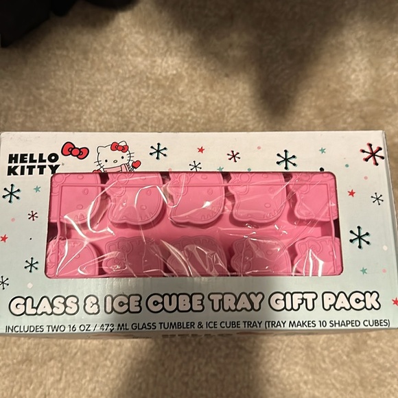 Brand new Hello Kitty Christmas glasses and Ice tray gift pack - Picture 2 of 3